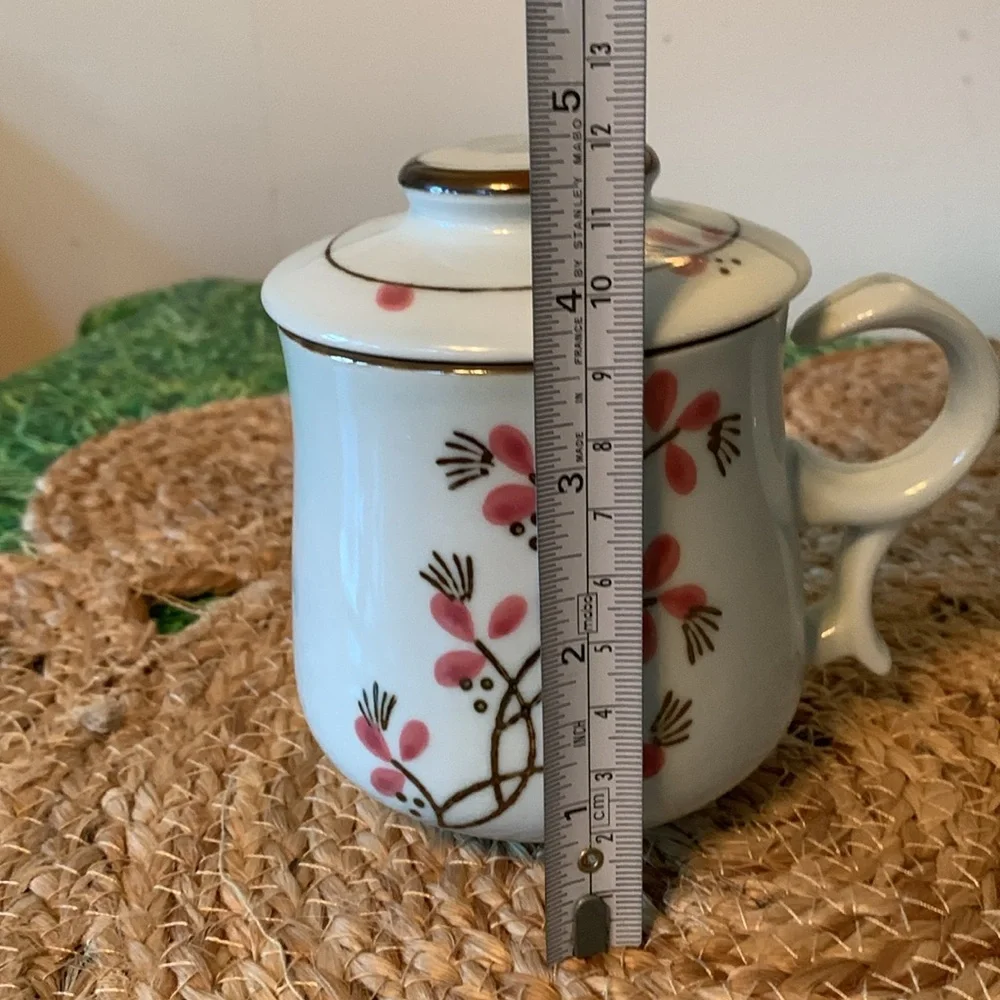 Adorable floral tea cup with lid, EUC